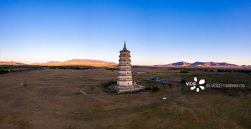 日落前看契丹庆州白塔，远处是金色的罕山图片素材