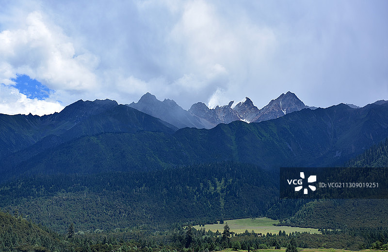 西藏林芝鲁朗林海国际旅游小镇图片素材