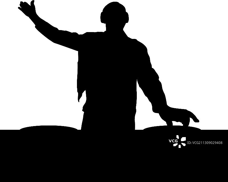 举手DJ站在转盘旁图片素材