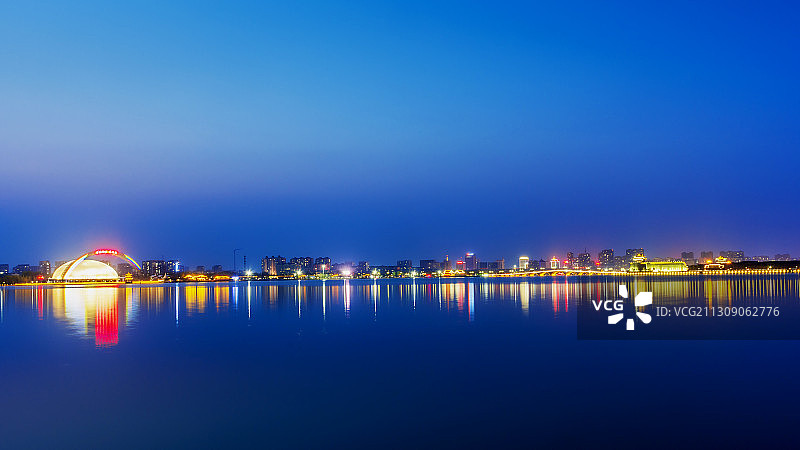 华灯初上--聊城东昌湖图片素材