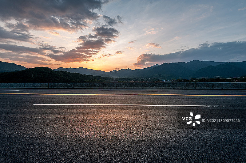 一条在夕阳下的道路图片素材