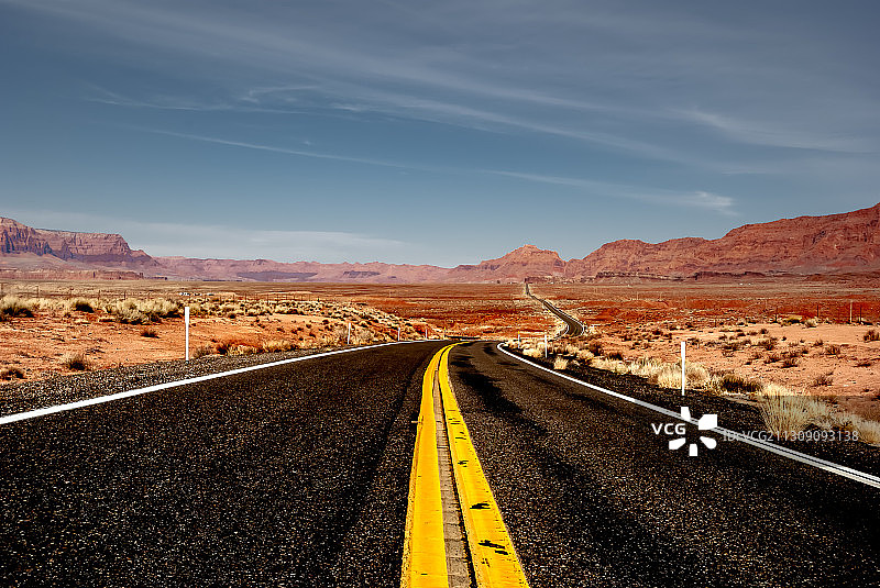 美国弗米利恩悬崖国家纪念碑的空旷道路图片素材