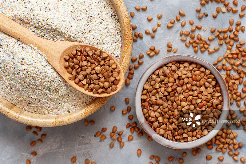 碗中的荞麦粉和荞麦粒图片素材