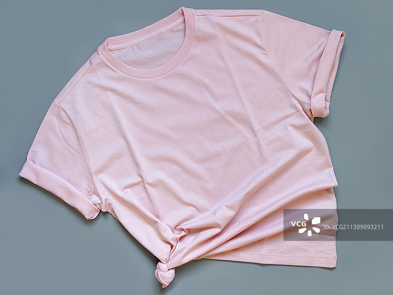 俯视：灰色背景上的灰色衬衫图片素材