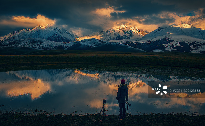 仰望格聂图片素材