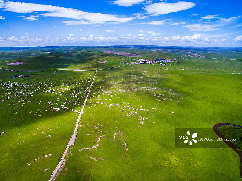 航拍广阔的草原图片素材