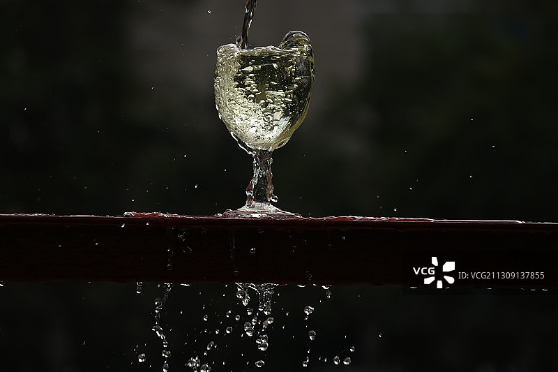 桌子上的香槟酒杯特写图片素材