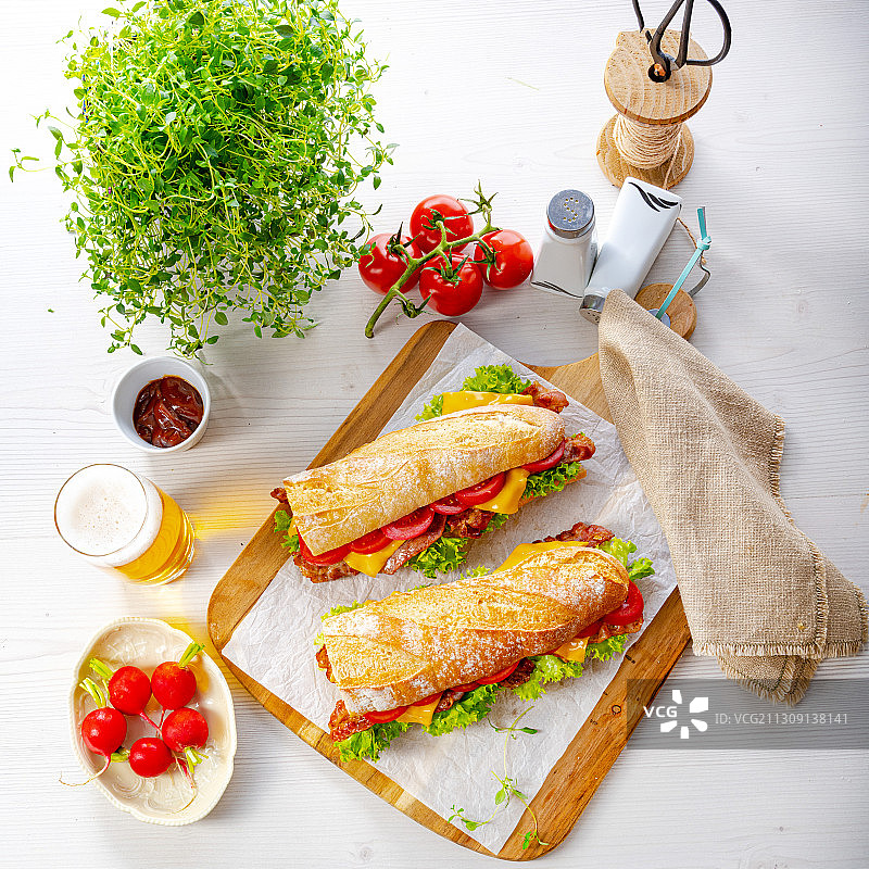 高角度的食物在桌子上图片素材