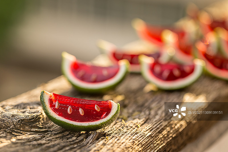 桌上的西瓜特写图片素材
