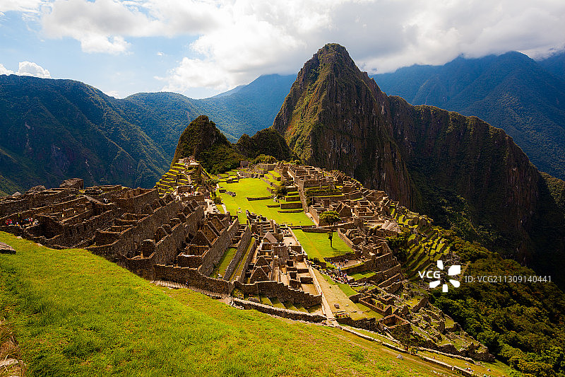 秘鲁马丘比丘遗址和瓦纳比丘山景色图片素材