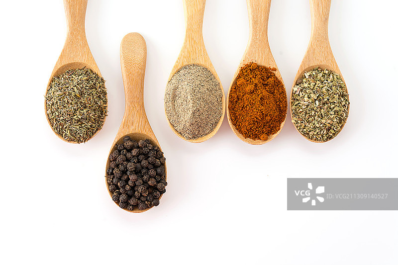 桌子上勺子里的各种香料特写图片素材