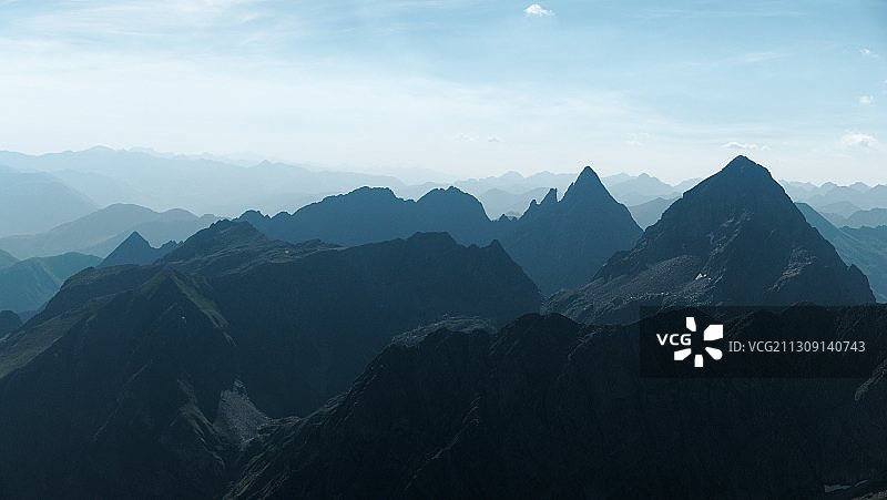 西班牙韦斯卡贝纳斯克山峦天空美景图片素材