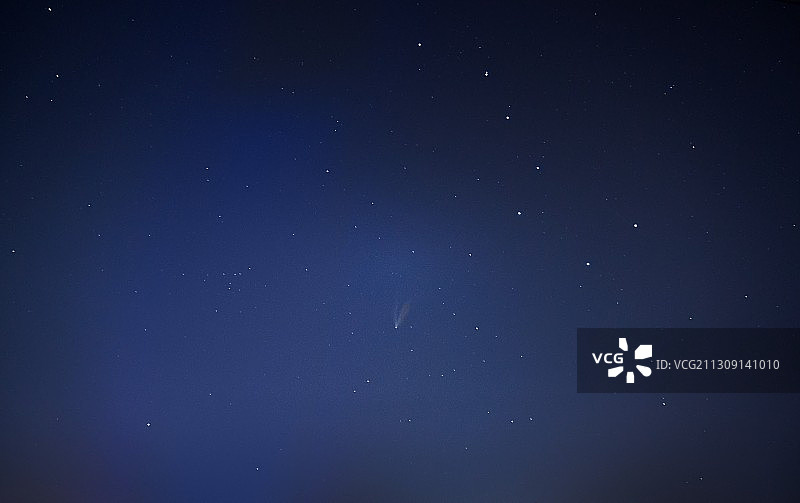 夜空中星星的低角度观图片素材