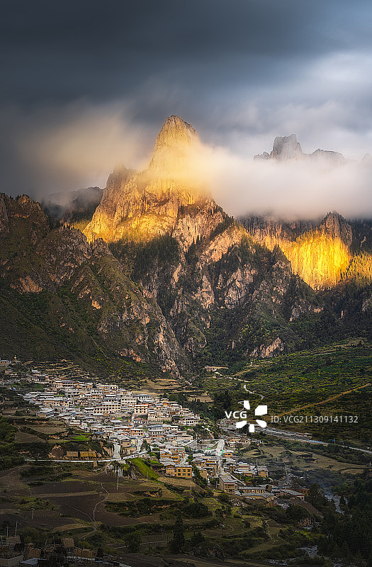 甘肃省甘南藏族自治州迭部县益哇乡扎尕那旅游风景区日落视角图片素材
