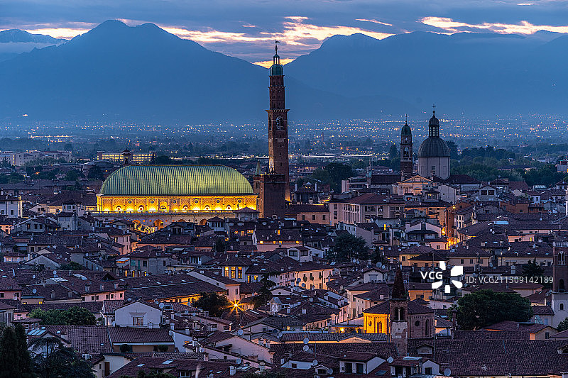 意大利维琴察在黄昏时被照亮的城市景观航拍图片素材