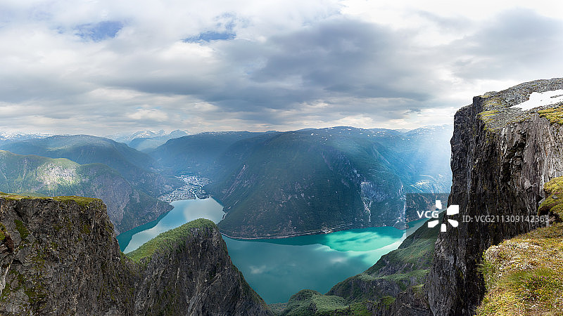 挪威松恩峡湾郡山脉天空全景图片素材