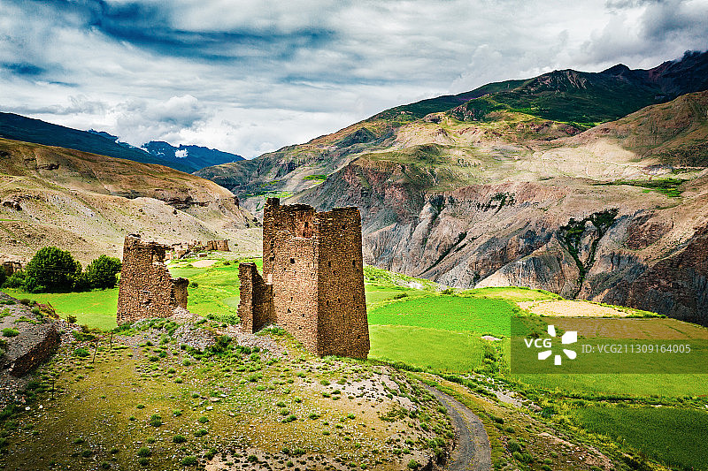 西藏山南市措美-洛扎县藏式碉楼乡村田园自然风光图片素材