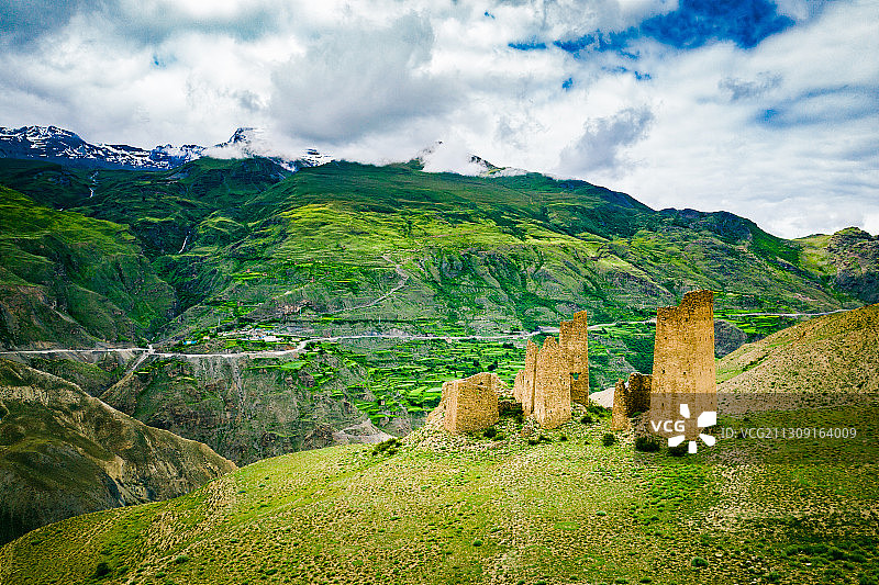 西藏山南市措美-洛扎县藏式碉楼乡村田园自然风光图片素材