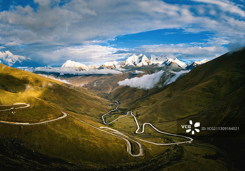 西藏山南市措美-洛扎县藏式碉楼乡村田园自然风光图片素材