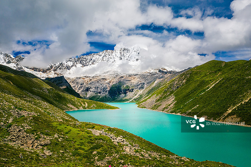 西藏山南市洛扎县色乡白玛林措和库拉岗日雪山自然风光图片素材