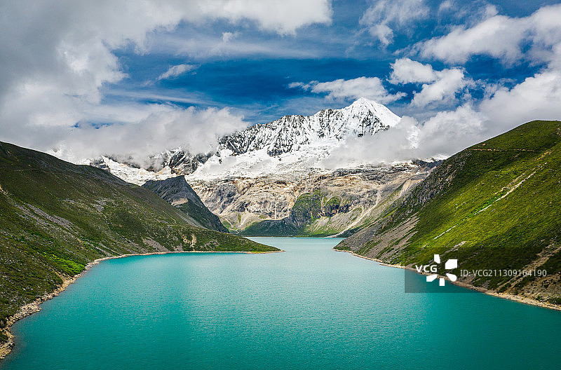 西藏山南市洛扎县色乡白玛林措和库拉岗日雪山自然风光图片素材