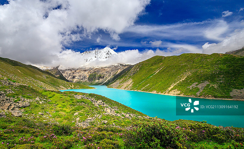 西藏山南市洛扎县色乡白玛林措和库拉岗日雪山自然风光图片素材