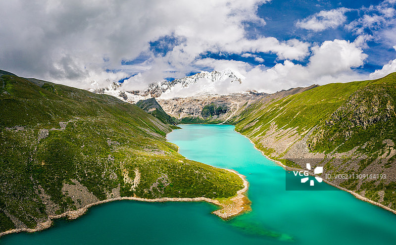 西藏山南市洛扎县色乡白玛林措和库拉岗日雪山自然风光图片素材