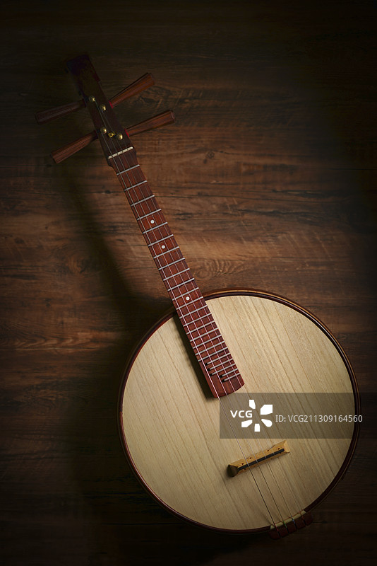 放在桌子上的红花梨木中阮图片素材