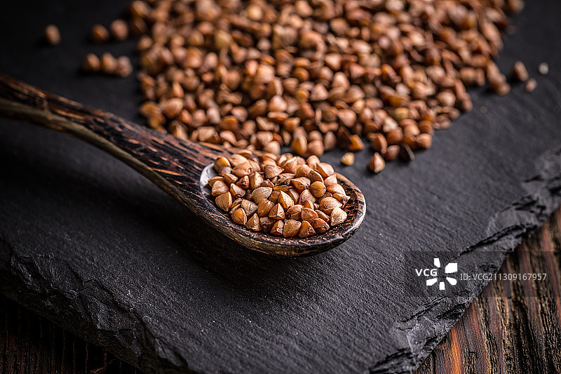 桌子上木勺的俯视角度照片图片素材