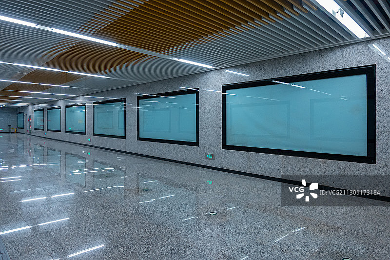 轻轨站/地铁站通道，广告牌图片素材