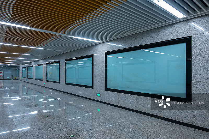 轻轨站/地铁站通道，广告牌图片素材