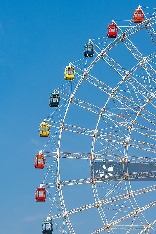 蓝天下的摩天轮图片素材