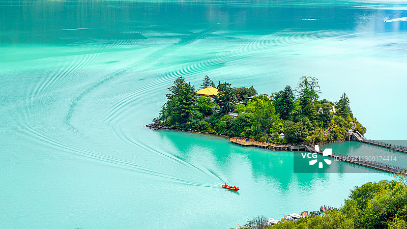巴松措湖心岛图片素材