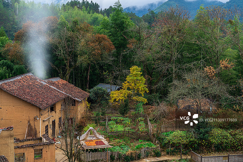 浙江丽水松阳古村落秋色.炊烟袅袅图片素材
