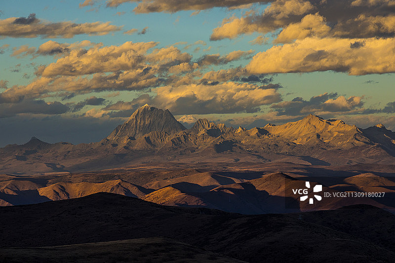 黑石城远眺夕阳映照下的雅拉雪山图片素材