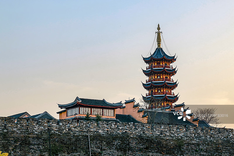 夕阳下的冬日古城墙与鸡鸣寺佛塔图片素材