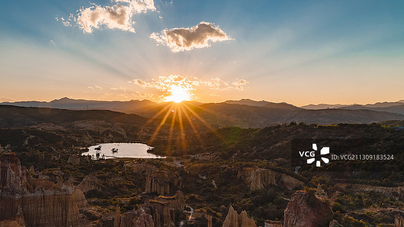 云南浪巴铺土林日落图片素材