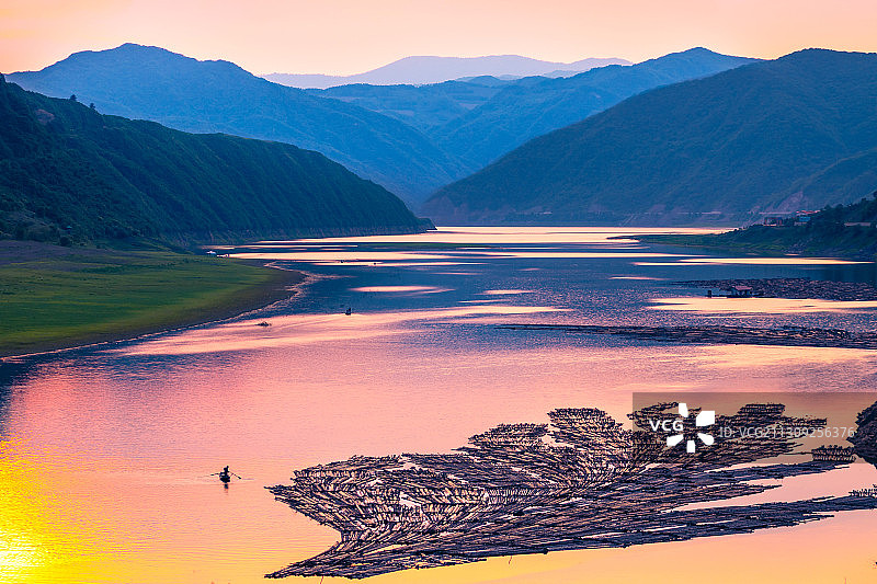 鸭绿江日落放排图片素材