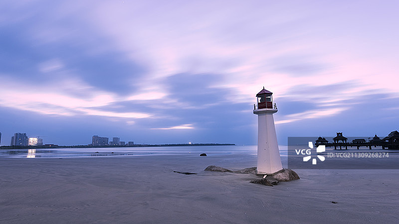 海南文昌高隆湾沙滩上的航标灯塔图片素材