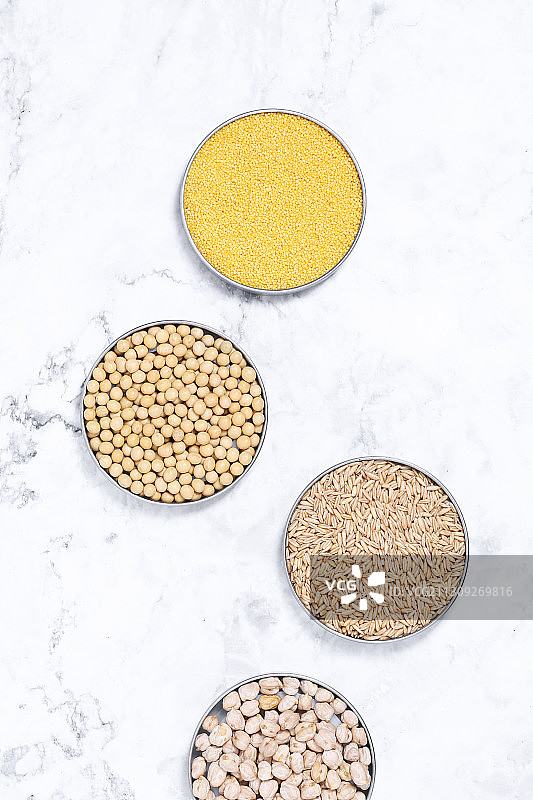 放在白色大理石背景上的粗粮图片素材