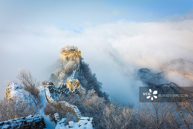 冬季雪后，云海中的北京怀柔箭扣长城图片素材