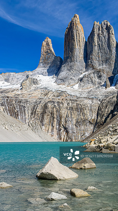智利巴塔哥尼亚百内国家公园标志性景点三塔，三座山峰和冰川湖图片素材