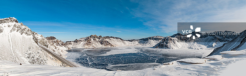 中国吉林活火山长白山天池冬季雪景图片素材