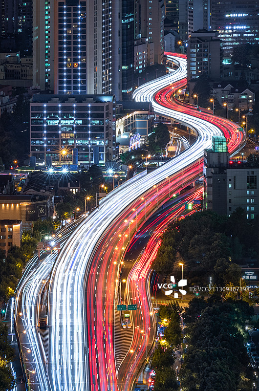 中国上海静安延安高架路车轨夜景长曝光蜿蜒晚高峰日落图片素材