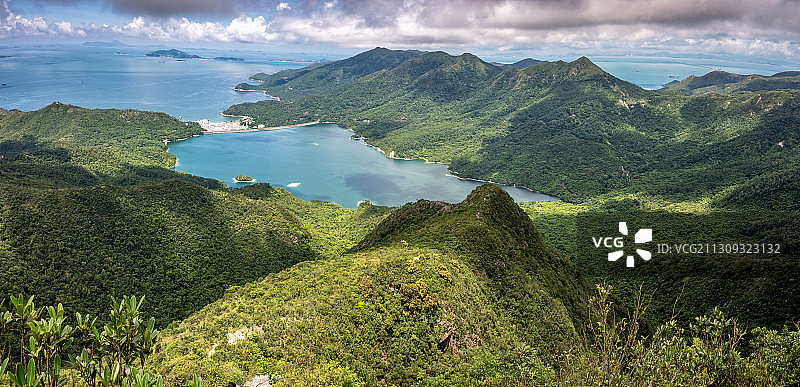 香港大屿山西狗牙石壁水塘全景接片图片素材