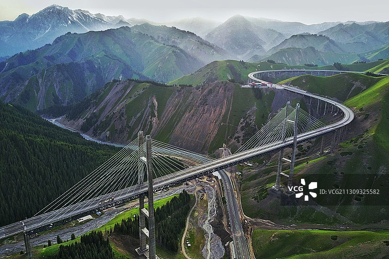 新疆伊犁果子沟大桥。图片素材