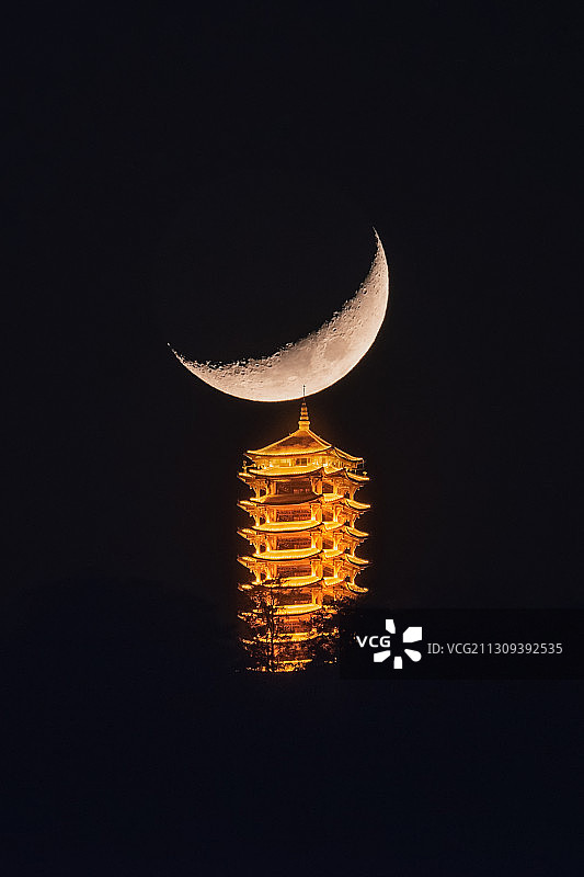 重庆市北碚区缙云塔对其峨眉月图片素材