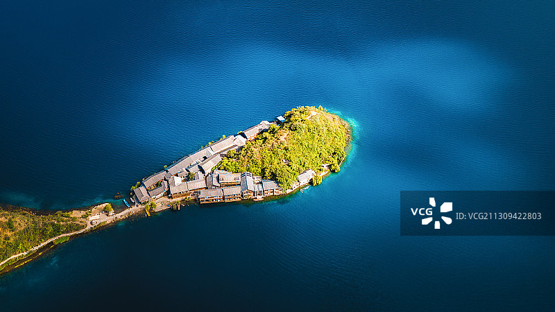 泸沽湖中间的吊脚楼图片素材