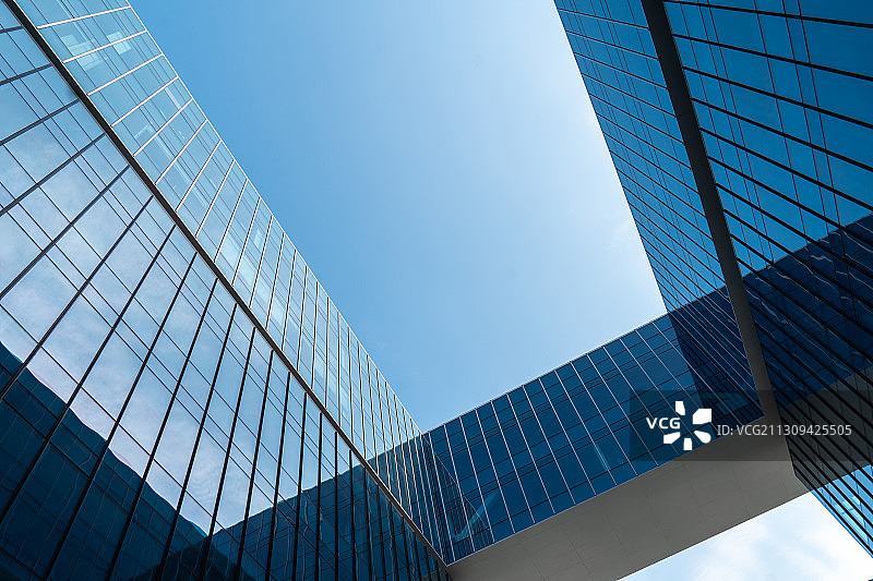 玻璃幕墙的现代企业办公楼图片素材
