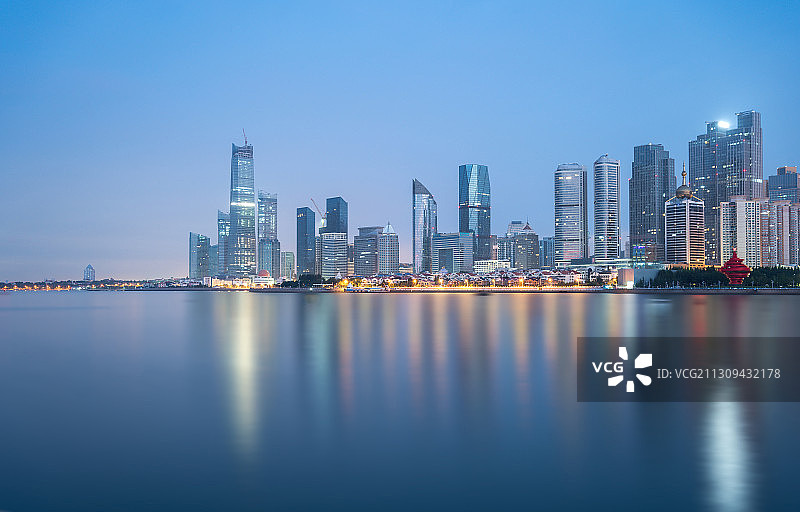 中国山东青岛市城市天际线夜景图片素材